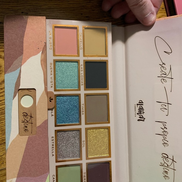 Stunning blue/green/neutral ocean vacation vibes eyeshadow palette - Picture 8 of 12